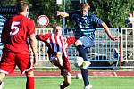 Arsenal Česká Lípa Zápy 2:0. Petržílka se snaží zablokovat střelu domácího Bíny (v modrém).