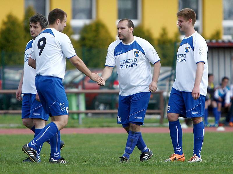 Zákupy - Bukovany 5:0. Střelec vedoucí branky domácích Březina přijímá gratulaci od Jersona.