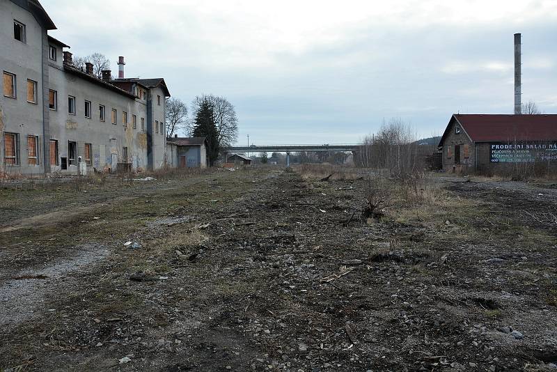 Rozlehlý areál bývalé železniční stanice včetně nádraží je v ruinách a plný nepořádku.
