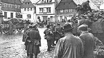 Obyvatelé Železného Brodu pozorují odjezd německých vojáků.
