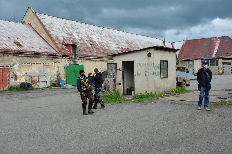 Nová filmová komedie Grand Prix právě vzniká ve Cvikově, Zákupech a v Sedlišti, jedné ze zapomenutých osad Luhova.