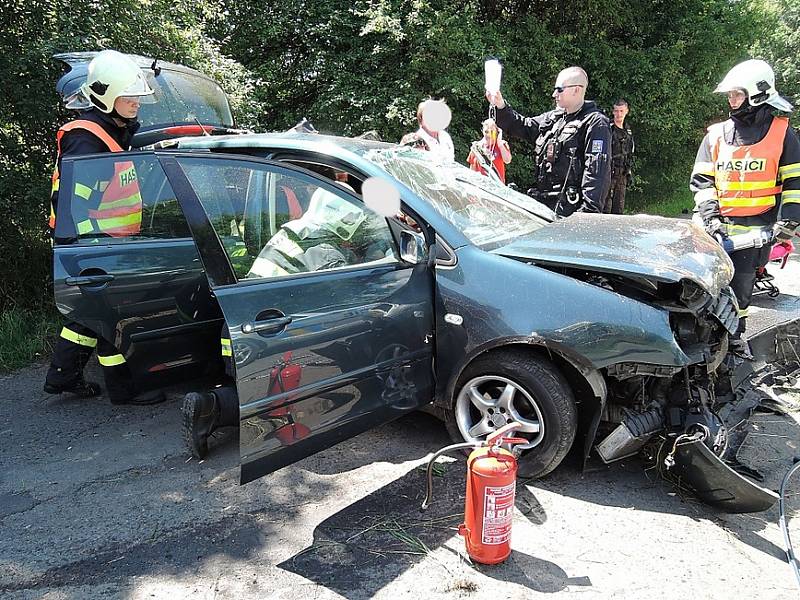 Hydraulické vyprošťovací zařízení museli hasiči použít u nehody v Horní Libchavě.
