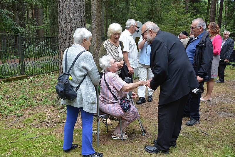 Symbolický hrob židovských obyvatel Nového Boru, kteří se během II. světové války stali oběťmi holocaustu, odhalili na novoborském Lesním hřbitově.