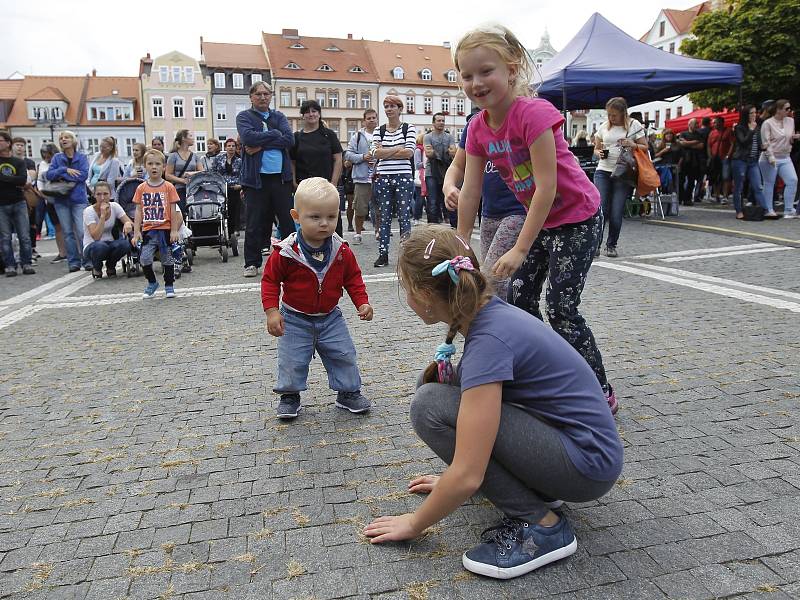 Hudebníci s velkým srdcem i široká veřejnost se sešli ve středu odpoledne na náměstí v České Lípě. Probíhala zde benefiční akce na podporu českolipského hudebníka Petra Güntera, který letos v červenci prodělal mrtvici.