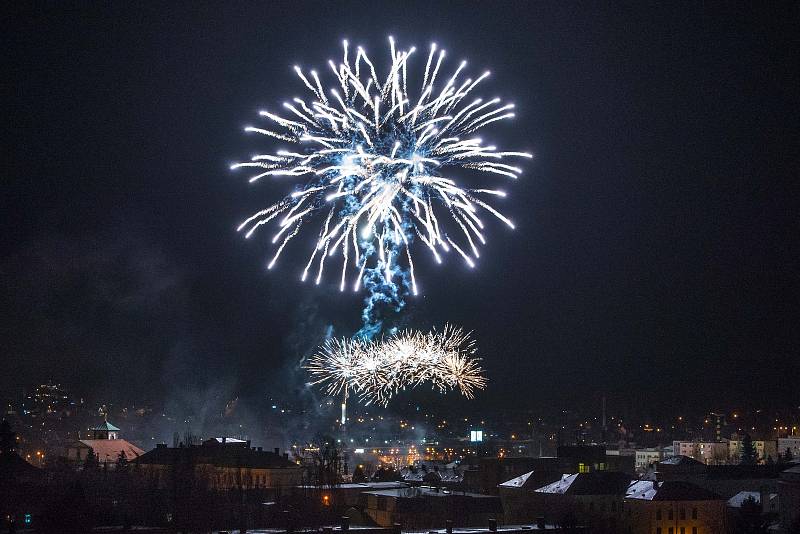 Českou Lípu ozářil novoroční ohňostroj.