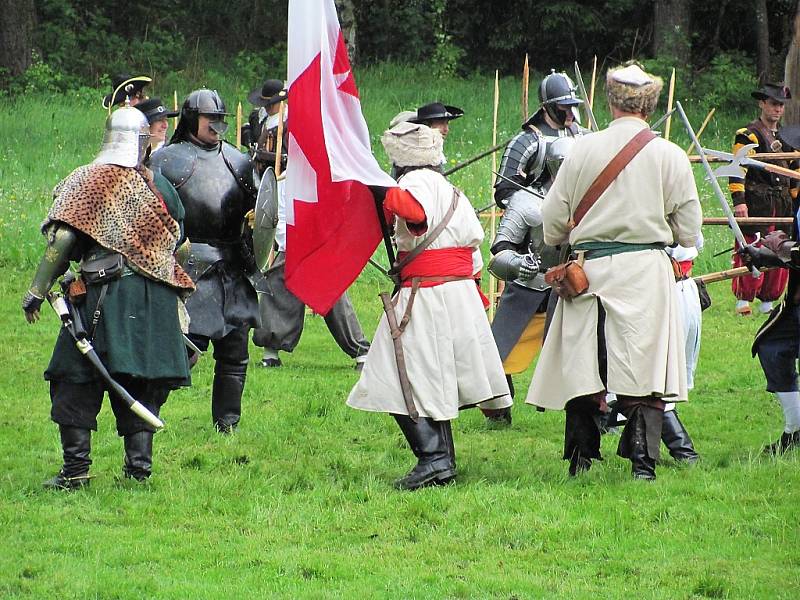 Skupina historického šermu Garde pořádala v sobotu tradiční Cvikovské hřmění - bitvu z období třicetileté války. 