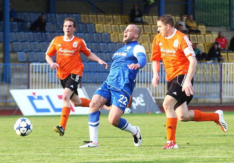 Česká Lípa - Bozkov 4:0. Švehla (Česká Lípa) zakončuje mezi Kobrlem a Červeným.