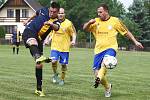 Holany - Pěnčín 4:0. Kotrman (Pěnčín - ve žlutém) se snaží zblokovat střelu Serdela.