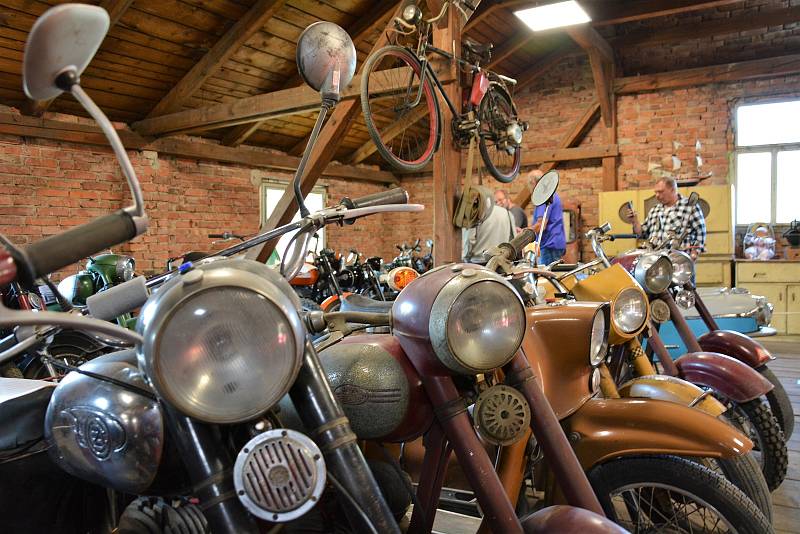 Celodenním srazem si přátelé historických velocipedů a motocyklů připomněli 125. výročí založení zdejší továrny na výrobu kol s bájným jménem „Achilles“.