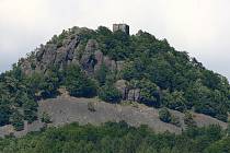 Zřícenina hradu Ralsko se nachází na stejnojmenném kopci.