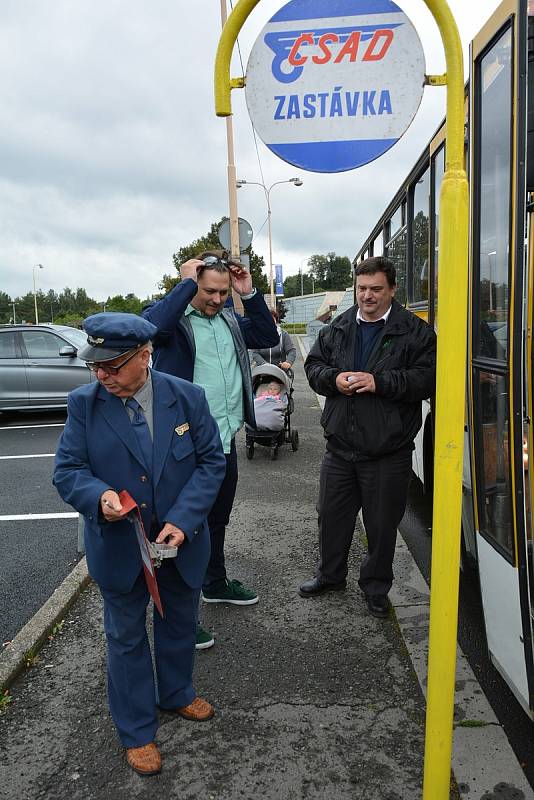 Siegried Richter v životě ujel milióny kilometrů s autobusy. Teď se věnuje historickým jízdám, vylepuje jízdní řády a pečuje o označení autobusových zastávek.