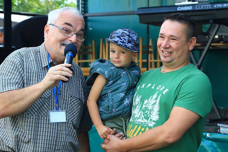 Zámecký areál v Zahrádkách hostil v sobotu 9. ročník Vaření kotlíkových zvěřinových gulášů. Do boje letos zasáhlo 12 týmů.