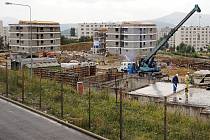 Stavba bytových domů na Ladech začala v červenci 2005. První nájemníci se sem začali stěhovat na jaře 2007.