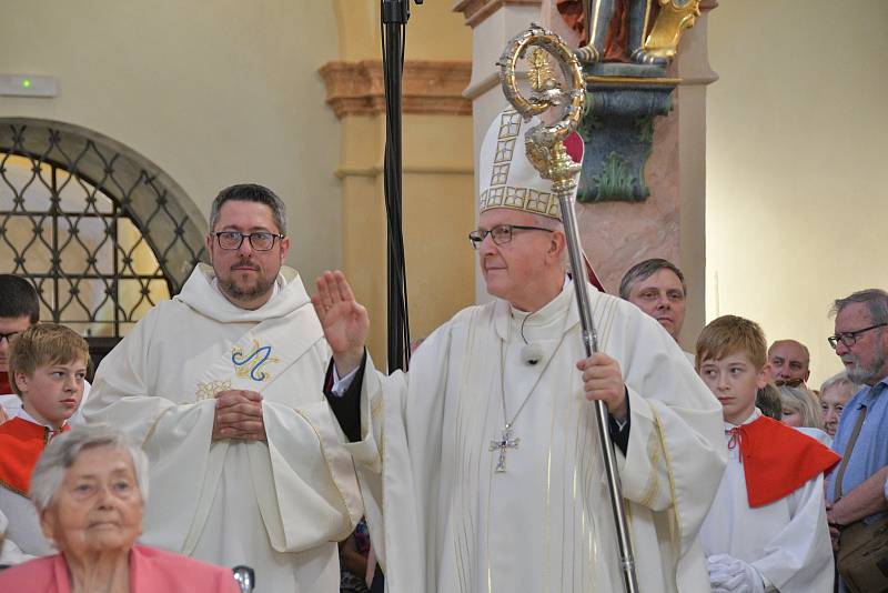 Slavnostní požehnání a mše v kostele Navštívení Panny Marie v Horní Polici po dvouletém uzavření a restaurování. Celebroval biskup litoměřický Jan Baxant.