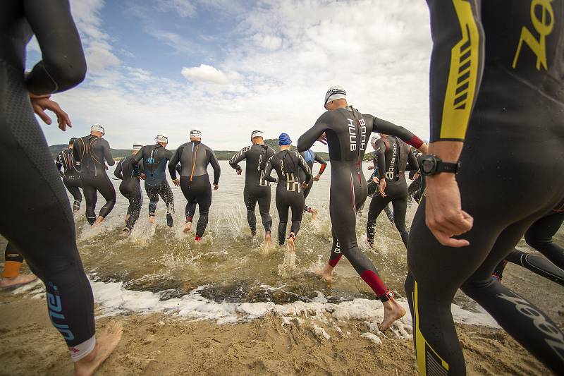 Tradiční závod v polovičním ironmanu DoksyRace proběhne v neděli 13. září u Máchova jezera.