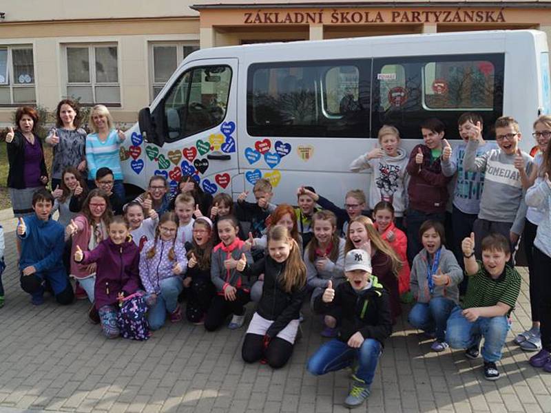 Hlavním cílem projektu je dopravit děti se zdravotním handicapem do školy nebo ze školy. Každý, kdo si koupí srdce s vlastním textem, pomůže podpořit náklady na svoz dětí.