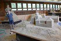 Od 1. července se v areálu zámku v Doksech otevře veřejnosti nová atrakce, expozice obřích soch z písku.