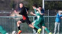 Sokol Hostouň, další soupeř nováčka divizní skupiny B, kterým je Arsenal Česká Lípa (tmavé dresy), zvítězil v domácím prostředí těsně 1:0. Autor: Deník/ Jaroslav Marek