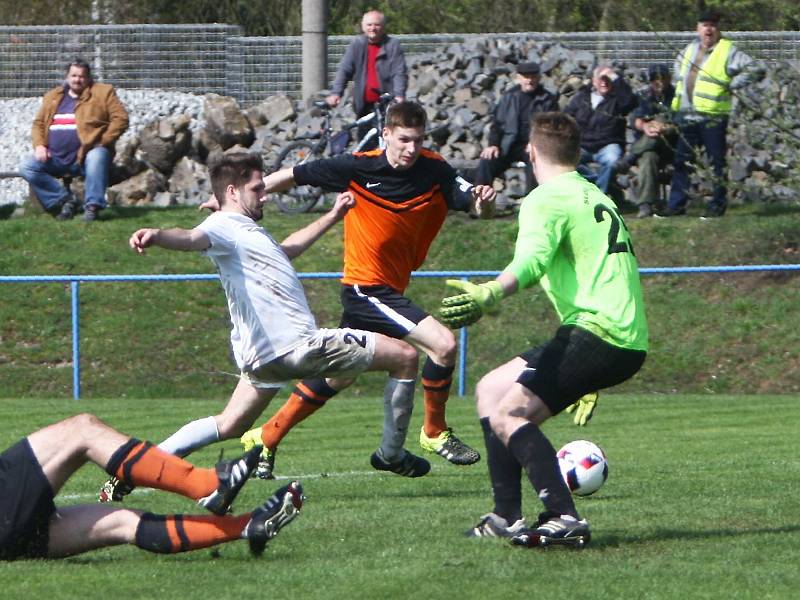 Skalice - Frýdlant 3:1 (1:1). Průcha s gólmanem Taušem se snaží zmařit šanci domácího Demkeho.