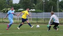 Fotbalisté českolipské Lokomotivy (žluté dresy) doma porazili Dubnici 5:3.