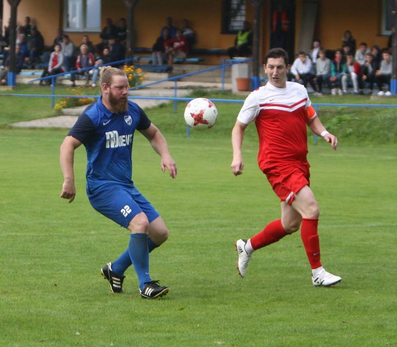 Skalice (modré dresy) doma remizovala s Hrádkem 1:1.