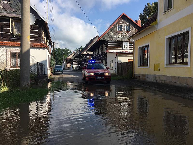 Povodně zaměstnaly i dobrovolné hasiče v Zákupech.