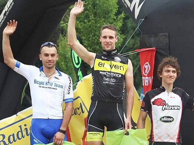  Talentovaný českolipský biker Jan Matoušek (na snímku uprostřed), jezdící za ELEVEN MTB TEAM Příchovice, má druhou půlku sezony rozjetou na výbornou!