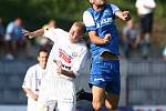 Druhé kolo Poháru České pošty se hrálo na českolipském fotbalovém stadionu ve středu 29. srpna mezi domácím Arsenalem (v modrém) a FK Varnsdorf.