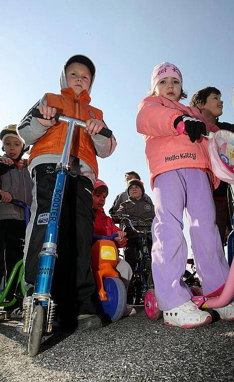  Jindy prázdné parkoviště u Panské skály na Práchni zaplnily děti s koloběžkami či na bruslích. Místní mateřská a základní škola společně s Policií ČR zorganizovala pro děti další ročník oblíbené koloběžkyády.