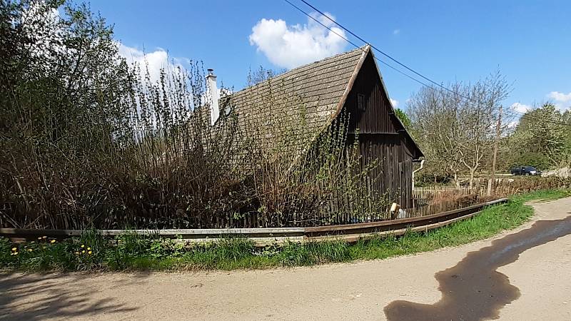 K šokující vraždě došlo v chalupě v malé vsi na Českolipsku.