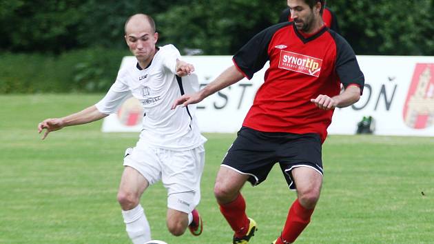 Jiskra Mimoň - Mírová 3:0. Hanoušek (Mimoň - v červeném) v souboji s Horákem.