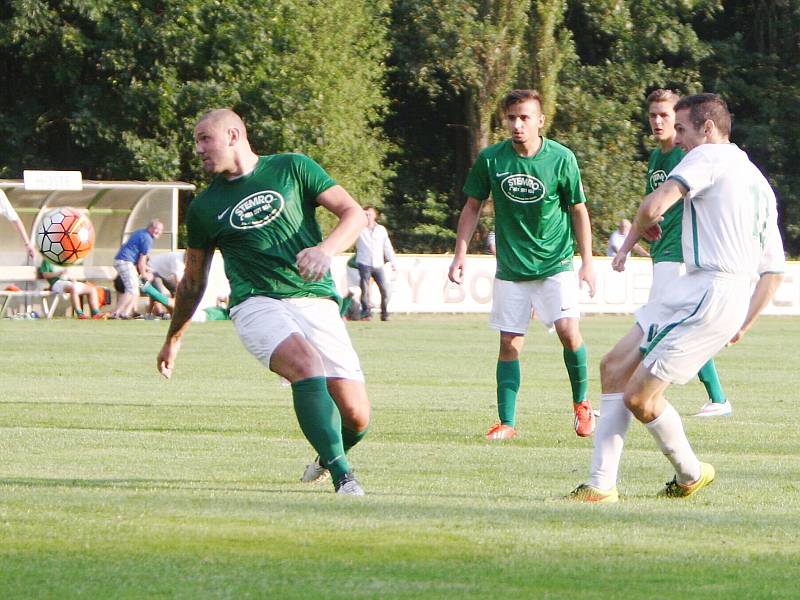 Halama nezastavil střelu novoborského Macha (v bílém) a bylo to 2:0.