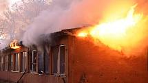 K požáru ubytovny v České Lípě vyjelo deset jednotek hasičů.