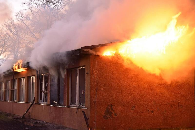 K požáru ubytovny v České Lípě vyjelo deset jednotek hasičů.