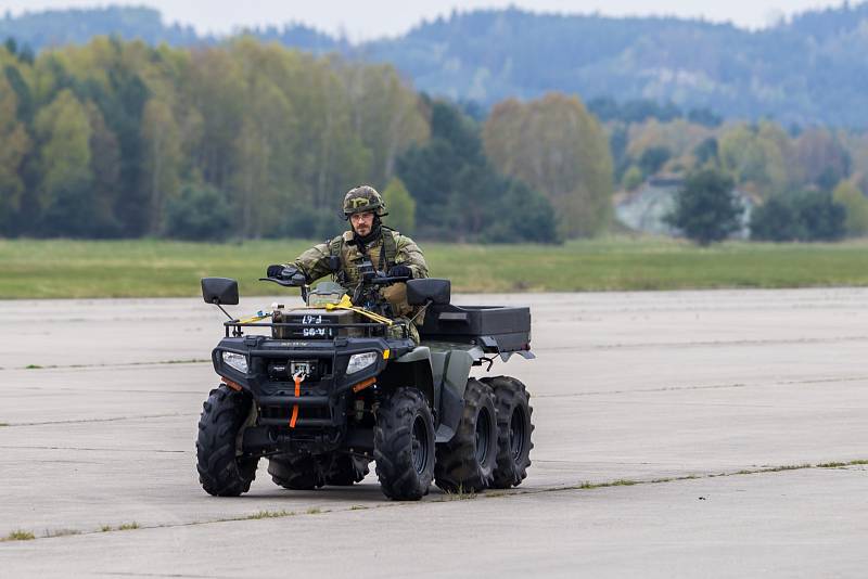 Zhruba 300 českých a amerických vojáků nacvičovalo  28. dubna dobytí letiště Hradčany ve vojenském prostoru Ralsko na Českolipsku v rámci dvoudenního cvičení Saber Junction 2017. Cílem cvičení bylo natrénovat postupy i spolupráci s americkými jednotkami.