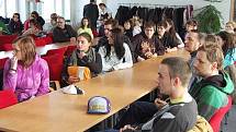 Diskuze s novináři a veřejností se zúčastnili i žáci a učitelé šenovské sklářské školy.