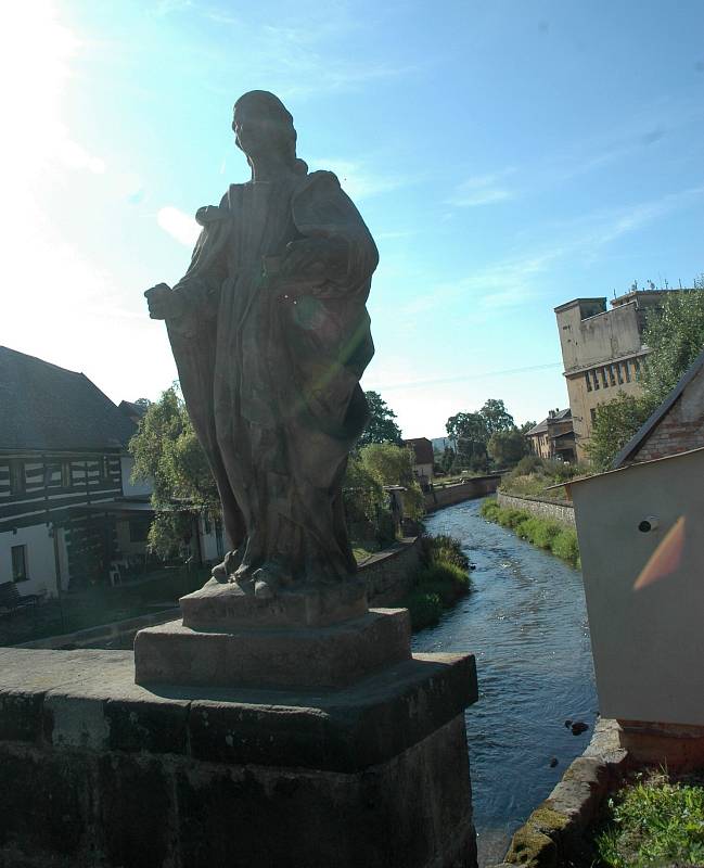 Zlacené prvky přilepovali restaurátoři sochám ve středu. Každý ze svatých dostal zlatou svatozář a atribut, který je pro něj typický. Sv. Apolena.