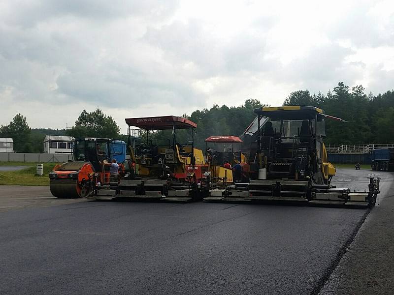 Na autodromu u Sosnové mění celý povrch dráhy. Nový asfalt poprvé vyzkouší hasiči během kurzu Bezpečnostních jízd.