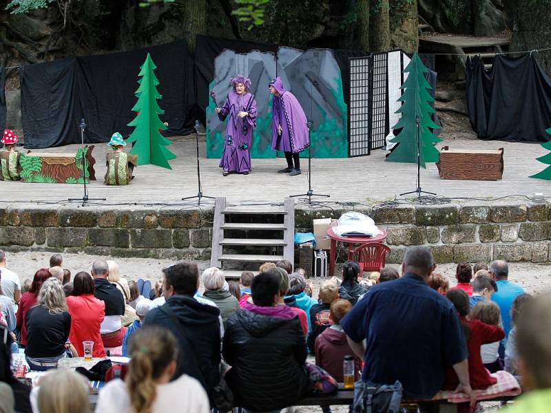  Lesní divadlo ve Sloupu tento týden zahájilo letošní sezonu. 