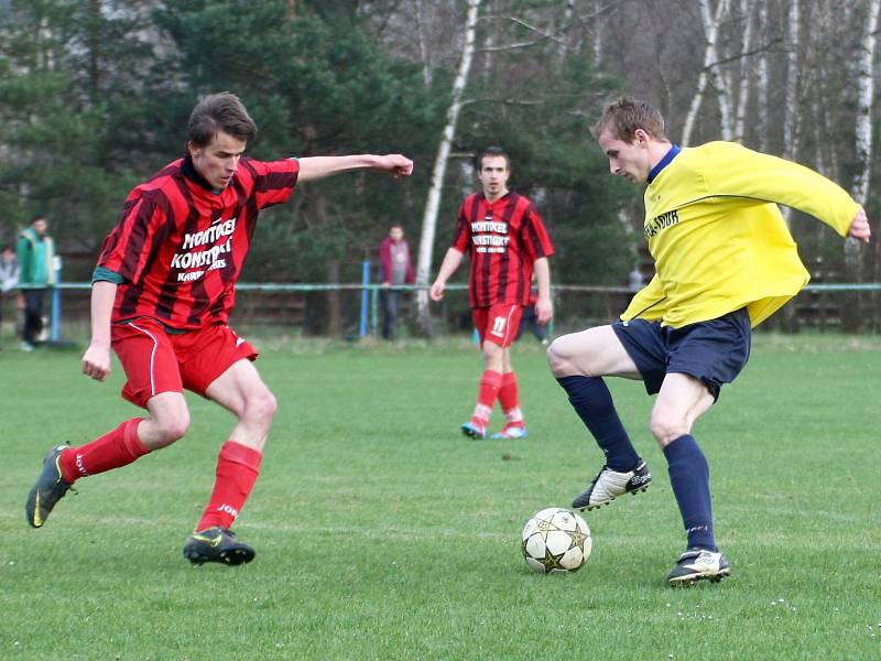 Dubice - Velký Valtinov 5:0. Bárta se snaží obejít hostujícího Mertu.