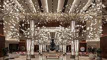 Preciosa Lighting vytvořila dynamickou instalaci pro dubajský hotel Mandarin Oriental Jumeira. Instalace zahrnuje celkem 14 stromů ve třech velikostech.