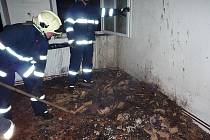 V rodinném domě  v Mimoni hořelo na půdě. Plameny se z komínu rozšířily na podlahu a způsobily škodu za 20 tisíc korun. 