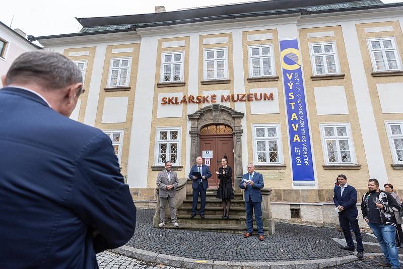 V novoborském Sklářském muzeu začala výstava ke 150. výročí sklářské školy.