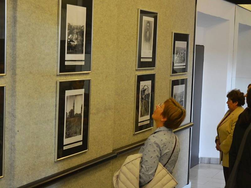 Ojedinělé fotografie Nového Boru a okolí představuje nová výstava Historické fotografie Nového Boru ve foyer novoborského městského divadla.
