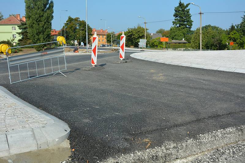 Okružní křižovatka vzniká na rušných trasách - silnicích I/9 a I/15 v Zahrádkách u České Lípy.