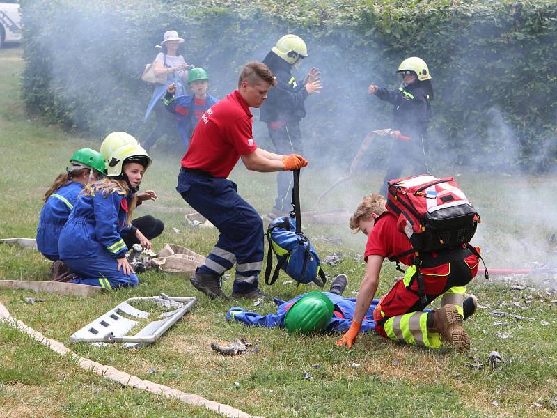 Hasiči ze Svojkova představili opravenou cisternu.