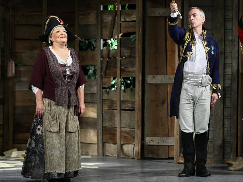 Jiřina Bohdalová se v únoru představí v Jiráskově divadle v České Lípě v hlavní roli v komedii o dnech, kdy se zapomnělo na slávu Napoleona Bonaparta.