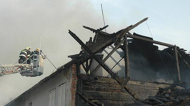 Rozsáhlý požár zachvátil v úterý odpoledne chalupu v českolipské Dolní Libchavě. Hasiči požár likvidovali ze země i pomocí vysokozdvižné plošiny.  