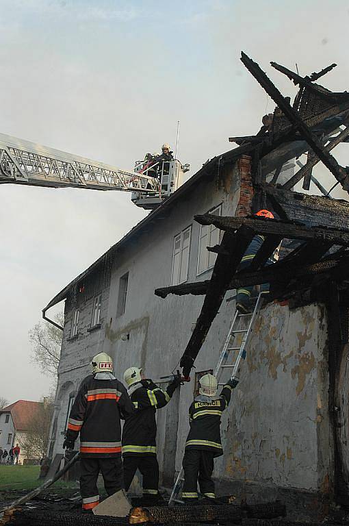 Rozsáhlý požár zachvátil v úterý odpoledne chalupu v českolipské Dolní Libchavě. Hasiči požár likvidovali ze země i pomocí vysokozdvižné plošiny.  