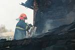 Rozsáhlý požár zachvátil v úterý odpoledne chalupu v českolipské Dolní Libchavě. Hasiči požár likvidovali ze země i pomocí vysokozdvižné plošiny.  